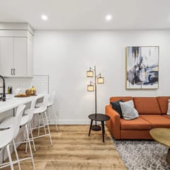 Luxury Lower Suite, 9 Ft Ceiling, Full Kitchen