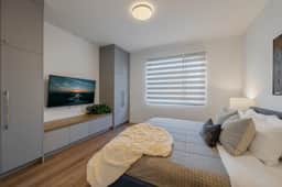 Fully Fenced Yard, King Bed w/ TV, Near Bus Stop - Image 5