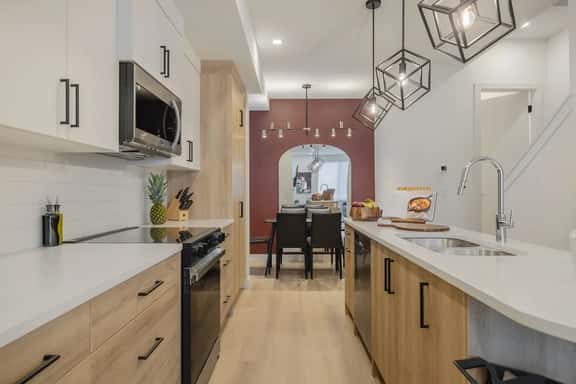 Modern Hillhurst Home, Rooftop Patio & 2 King Beds - Image 1