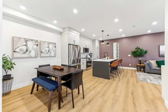 Two King Suites, Near Transit LRT, Garage, Balcony - Image 1