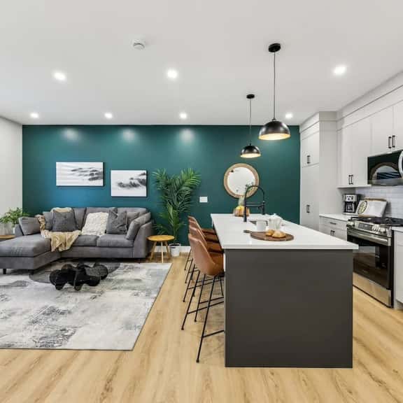 Rare Find-Dual Suites, 3 Kings & Prime Location - Image 1