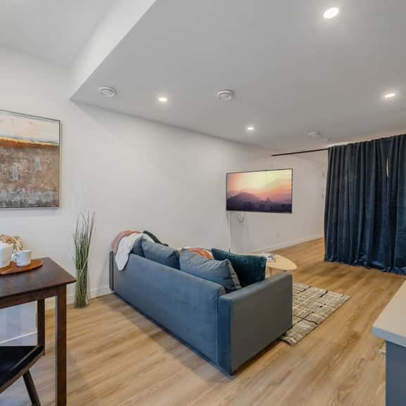 Natural Light, Big Windows, Studio w/ AC - Image 1
