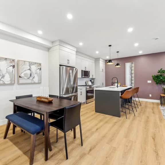 Two King Suites, Near Transit LRT, Garage, Balcony - Image 1
