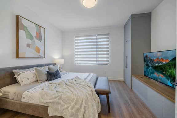 Fenced Yard, Free Parking, 2 King Beds with AC - Image 2