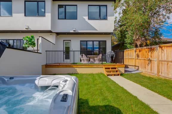 HotTub, 3 King Beds & Double Car Garage - Image 2