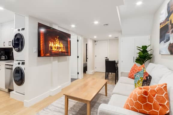 Pet Friendly, 3 Queen Beds, Close to DT - Image 3