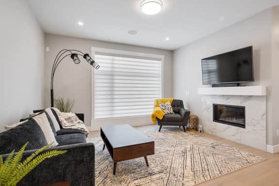Free Parking, King Bed & South-Facing Deck - Image 5