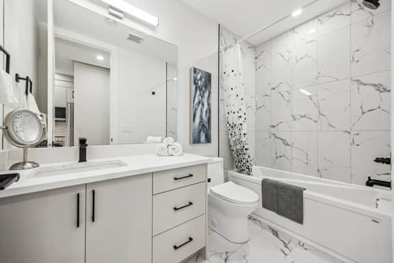 Luxury Lower Suite, 9 Ft Ceiling, Full Kitchen - Image 4
