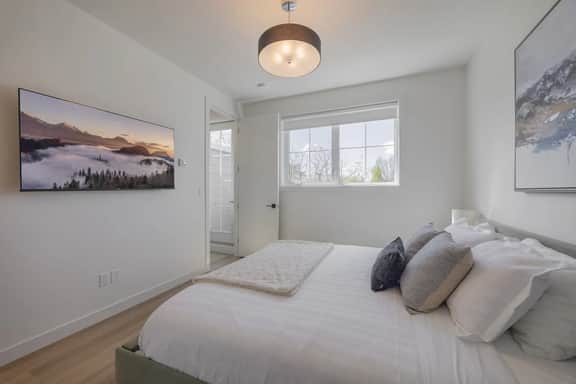 Modern Hillhurst Home, Rooftop Patio & 2 King Beds - Image 5