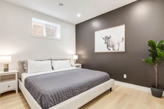 Rare Find w/ King Bed, Long Stays Welcome - Image 3